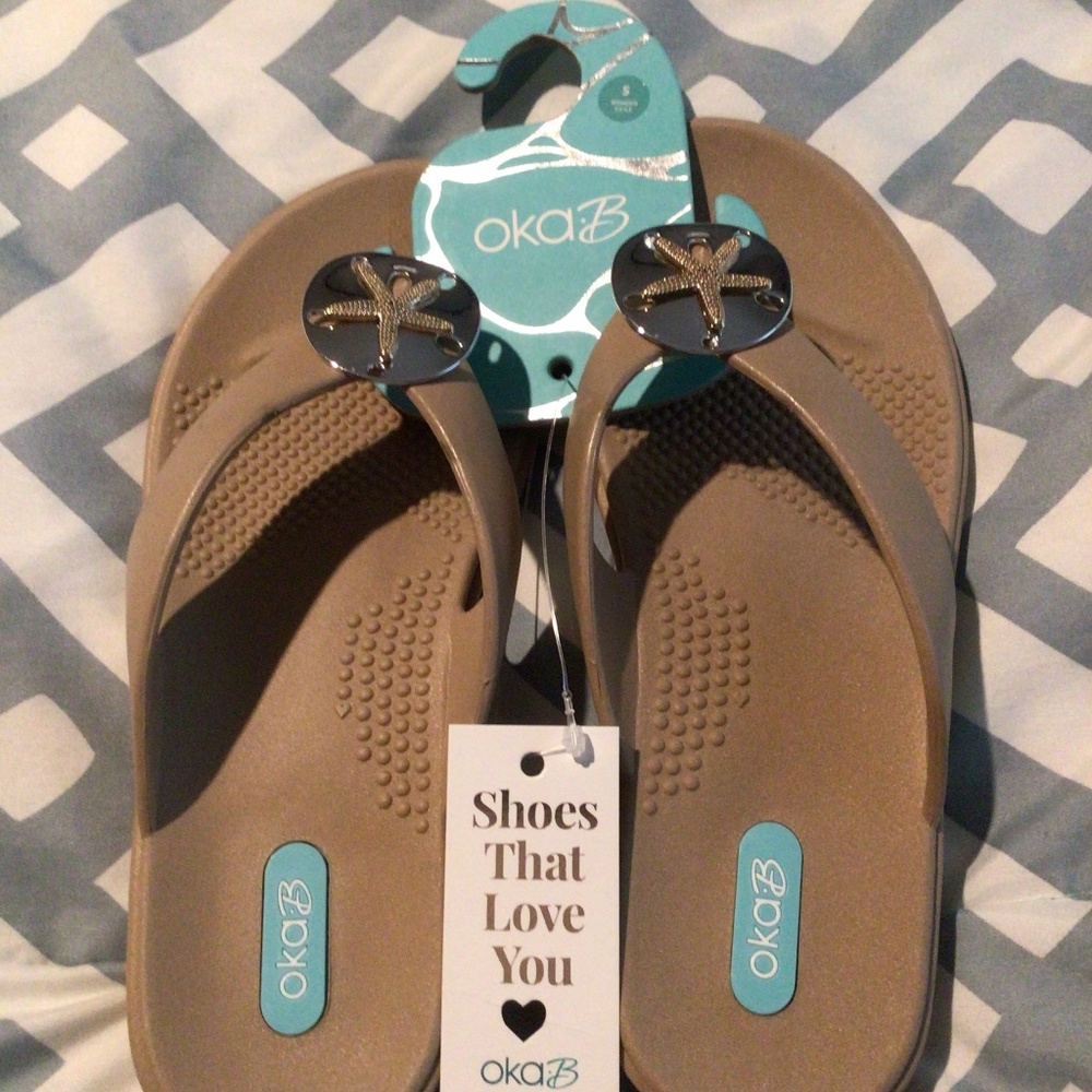 NWT Women’s Oka-B “Sandy” Sand Dollar Pendant Flip Flops - Size Small (5-6)